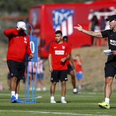 Simeone hace varias pruebas y también ensaya sistemas