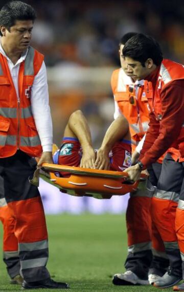 Insúa, fue retirado en camilla tras caer lesionado.