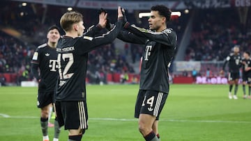Lennart Karl y Luis Diaz celebran un gol.