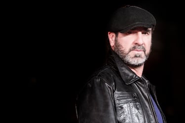 Eric Cantona, antes de retirarse del fútbol, debutó en la película 'La alegría está en el campo' en 1995. Después llegarían otros títulos como 'Elizabeth' (1998),  'Mookie' (papel protagonista, 1998),  'La fortuna de vivir' (1999), entre otras. Su último film fue 'Buscando a Eric'. de 2009 en la que se interpreta a si mismo.