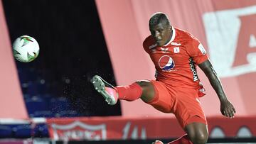 CALI - COLOMBIA, 06-12-2020: Marlon Torres del América en acción durante partido por la semifinal ida como parte de la Liga BetPlay DIMAYOR 2020 entre América de Cali y Atlético Junior jugado en el estadio Pascual Guerrero de la ciudad de Cali. / Marlon Torres of America in action during first leg semifinal match as part of BetPlay DIMAYOR League 2020 between America de Cali and Atletico Junior played at Pascual Guerrero stadium in Cali. Photo: VizzorImage / Gabriel Aponte / Staff