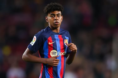 Lo más destacable del internacional español a esa edad fue su debut con el primer equipo del Barcelona ante el Betis a los 15 años, 9 meses y 16 días, convirtiéndose en el jugador más joven en disputar un partido oficial con el Barcelona en la Liga.