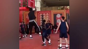 Embiid en modo abusón con un fan: matazo y mirada retadora