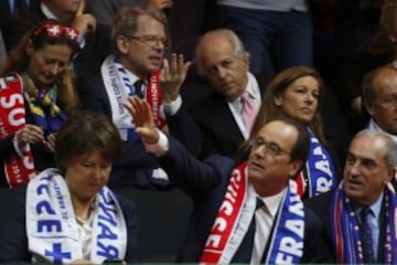 El alcalde de Lille, Martine Aubry (Izq), el Presidente de Francia, Francois Hollande (C) y el presidente de la Federación Francesa de Tenis (FFT), Jean Gachassin, en el punto de dobles de la final de Copa Davis entre Francia y Suiza en Lille.