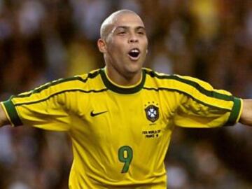 Luiz Nazario Da Lima, 'Ronaldo': El histórico 'Fenómeno' también fue verdugo de Chile, selección a la cual le anotó en 5 oportunidades. Recordada es su actuación en los octavos de final de Francia 98', en donde le marcó 2 goles a Nelson Tapia.