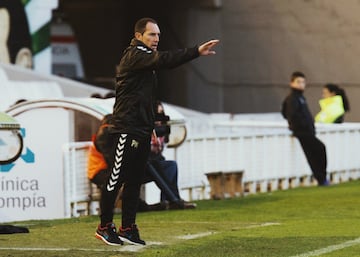 Con más de 500 partidos a sus espaldas entre Racing, Real Madrid o Deportivo, entre otros, Pedro Munitis (46 años) es otro de los ilustres de nuestro fútbol que está ganándose el sustento y ganando experiencia en una categoría no profesional. Anteriormente, el cántabro estuvo en el Racing, Ponferradina, UCAM Murcia y Badajoz, y el pasado mes de noviembre fichó por el Sabadell, del grupo II de la Primera RFEF. El conjunto catalán lucha también por alejarse de los puestos de descenso.   