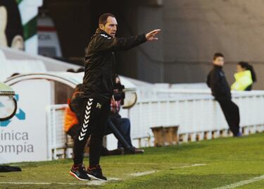 Con más de 500 partidos a sus espaldas entre Racing, Real Madrid o Deportivo, entre otros, Pedro Munitis (46 años) es otro de los ilustres de nuestro fútbol que está ganándose el sustento y ganando experiencia en una categoría no profesional. Anteriormente, el cántabro estuvo en el Racing, Ponferradina, UCAM Murcia y Badajoz, y el pasado mes de noviembre fichó por el Sabadell, del grupo II de la Primera RFEF. El conjunto catalán lucha también por alejarse de los puestos de descenso.   