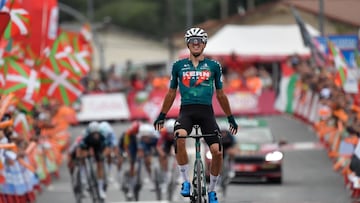 Urko Berrade celebra su victoria en Maeztu, final de la 18ª etapa de la Vuelta a Espana.