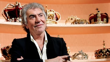 FILE PHOTO: Italian designer Roberto Cavalli smokes a cigar prior to the start his Fall/Winter 2005/06 women's collections in Milan. Italian designer Roberto Cavalli smokes a cigar prior to the start his Fall/Winter 2005/06 women's collections during Milan's fashion week February 25, 2005. The fashion week runs until February 26. REUTERS/Alessandro Bianchi/File Photo