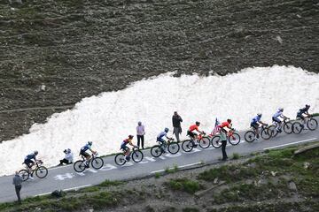 El pelotón durante la subida de hoy.