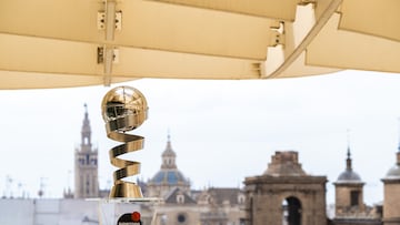 El trofeo de la Supercopa con una panorámica de la ciudad de Sevilla.