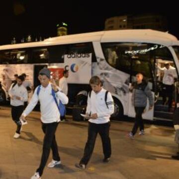 Los madridistas firmaron autógrafos a los aficionados que les recibieron ayer en Bilbao.