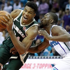 Anteto (25+18+8) lidera a los Bucks ante los Hornets de Willy