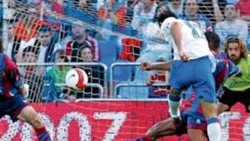 <b>GOLAZO DE OLIVEIRA. </b>El brasileño larga el zurdazo que estalló en el 3-0 para el Zaragoza al ángulo derecho de Storari.