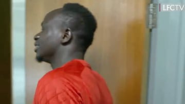 Primer día de trabajo y Mané llega molestando a Robertson