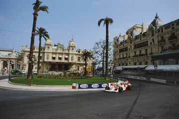 Y si hablamos de las escuderías más exitosas en Mónaco, hay una muy destacada: McLaren. Los de Woking acumulan 15 victorias en el gran premio más especial, aunque de la última que logró Hamilton hace ya tiempo, 15 años (en 2008). Los británicos deben su liderazgo a Senna y Prost, entre ambos les dieron nueve triunfos (cinco el brasileño y cuatro el francés). Coulthard sumó dos y tres pilotos lo conquistaron una vez: Hakkinen, Raikkonen y Alonso. También mandan en poles empatados a once con Ferrari (segundos en victorias con nueve).