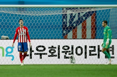 Álvaro Morata se lamenta por una ocasión fallada ante Ederson