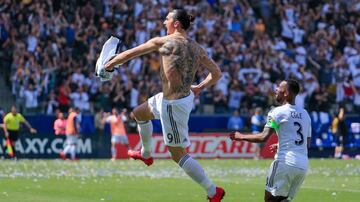 Zlatan Ibrahimovic celebra el cuarto gol del Galaxy con el que le dieron la vuelta al marcador en el StubHub Center.