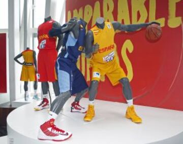 La Federación Española de Baloncesto (FEB) presentó las nuevas equipaciones Nike para las selecciones españolas, que están hechas de un tejido más ligero, aprovechando el reciclaje de botellas.