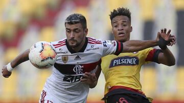 Brazil's Flamengo midfielder, Uruguayan Giorgian De Arrascaeta (L) and Ecuador's Barcelona player Byron Castillo vie for the ball during their closed-door Copa Libertadores group phase football match at the Monumental Banco Pichincha stadium in