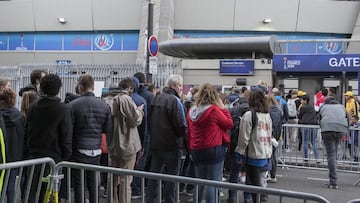 Cola de aficionados en el partido de inauguración del Mundial.