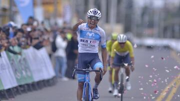 El ciclista ecuatoriano Santiago Montenegro celebra su victoria en la sexta etapa de la Vuelta a Ecuador.