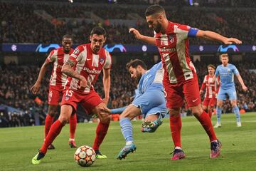 Bernardo Silva con Stefan Savic y Koke.