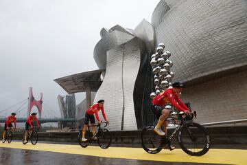 Team Uno-X Pro Cycling's Jonas Abrahamsen junto al Museo Guggenheim de Bilbao durante la presentación de la edición 2023 del Tour de Francia.