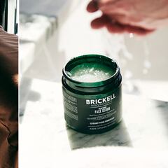 La crema exfoliante facial para hombre que deja la cara suave y limpia