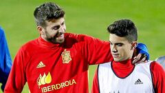 Marc Bartra y Gerard Piqu&eacute; durante un entrenamiento con la Selecci&oacute;n Espa&ntilde;ola.