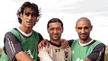 <b>CON GANAS</B>. Cañizares, Zárate y Jesule posan para AS antes del enfrentamiento ante el Málaga.