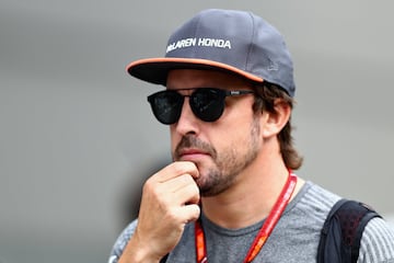 Fernando Alonso caminando por el paddock antes de la clasificación.