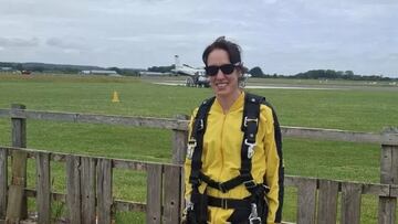 Belinda Taylor vestida de paracaidista