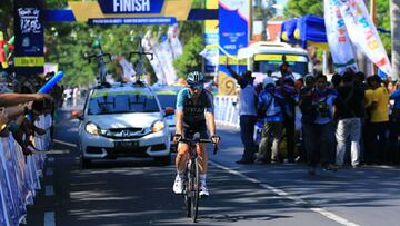 Davide Rebellin cruza la l&iacute;nea de meta como vencedor del Tour de Banyuwangi Ijen.