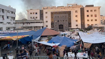 FILE PHOTO: Smoke rises as displaced Palestinians take shelter at Al Shifa hospital, amid the ongoing conflict between Hamas and Israel, in Gaza City, November 8, 2023. REUTERS/Doaa Rouqa/File Photo