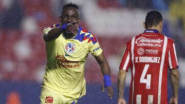 Julián Quiñones festeja un gol con el América.