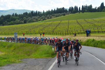El pelotón durante la etapa de hoy pasando por Passo della Consuma cerca de Arezzo.