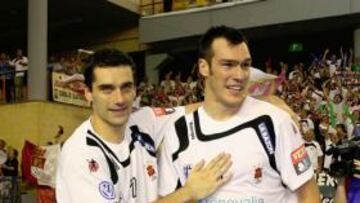 <b>ENHORABUENA. </b>Lazarov felicita a Guardiola por su gol.