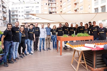 Foto de familia en el Centro de Educación Especial Les Corts entre Esclatec, David Lloyd Turó y Aristeu.