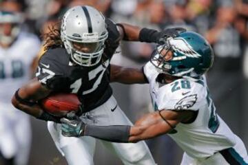 Philadelphia Eagles-Oakland Raiders. Earl Wolff (28) y Denarius Moore (17).