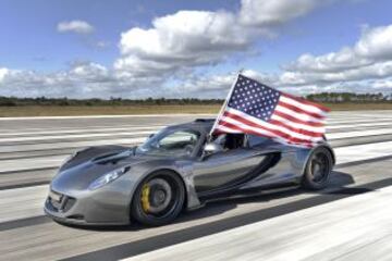 Un piloto conduce un Hennessey Venom GT en la pista del Centro Espacial Kennedy, después de establecer un nuevo récord mundial de velocidad para los vehículos de 2 asientos al alcanzar una velocidad máxima de 435,31 km/h en Cabo Cañaveral, Florida.