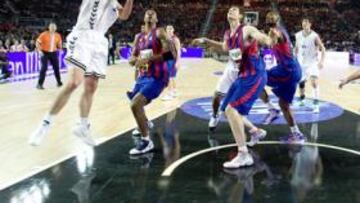 <b>SÓLO AL FINAL. </b>Gancho de Savanovic ante Morris y Lorbek.