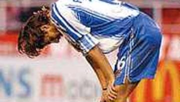 ABATIDO. Ricardo Cavas se lamenta tras una acción del partido de ayer. Los pericos no tuvieron un buen día..