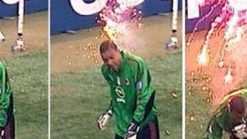 <b>DE NUEVO LOS TIFOSI</b>. Los hinchas ultras del Inter de Milán reventaron el encuentro que su equipo disputaba con el Milán, correspondiente a los cuartos de final de la Liga de Campeones, con el lanzamiento masivo de bengalas que obligó a la suspensión del mismo.