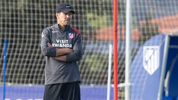 Simeone atento a sus jugadores durante los primeros días de pretemporada.