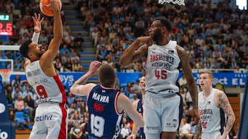 El jugador del Río Breogán D, Mavra y el jugador del Baskonia Luwawu-Cabarrot, durante el partido de la jornada 25 de la Liga Endesa de Baloncesto, este domingo en el Pazo Provincial dos Deportes de Lugo.