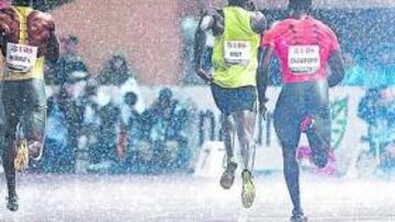 <b>LLUVIA TORRENCIAL Y PISTA ENCHARCADA. </b>El jamaicano Usain Bolt, tercero por la izquierda, camino de la meta en medio de una furiosa lluvia, ayer en Lausana.
