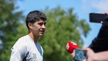 Obed Vargas, jugador mexico-estadounidense de Seattle Sounders, atiende a la prensa antes del Mundial de Clubes.