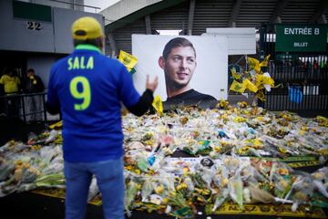 El FC Nantes se ha enfrentado hoy al Nîmes Olympique el cual ha sido la última despedida a el exjugador Emiliano Sala tras su fallecimiento. Los jugadores del club francés ha disputado el partido con vestimenta negra y con el nombre del argentino en la espalda.