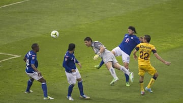 Final del Clausura 2013 en la Liga MX. El Clásico Joven protagonizado por América y Cruz Azul enmarcó dicho encuentro. La Máquina tenía una ventaja de dos goles a falta de cinco minutos de juego. Aquivaldo Mosquera acercó a las Águilas a uno. Restaban treinta segundos, tiro de esquina, centro de Osvaldo Martínez, el portero Moisés Muñoz se tiende de palomita, conecta, desvío defensivo y anotación. Tiempos extras, penales… América campeón del fútbol mexicano. 